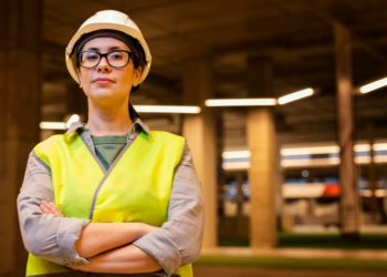 Artigo – Equidade de gênero na Engenharia brasileira: avanços e desafios estruturais – por Lígia Mackey