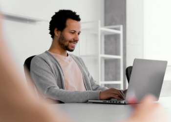 Artigo: Nova lei do trabalho multimídia pode redesenhar contratações no marketing digital – por Carolina Jakutis, Edgard Roland e Giovanna Pereira