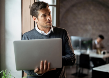 Quando o silêncio fala mais alto que qualquer palavra – por Cecília Lima