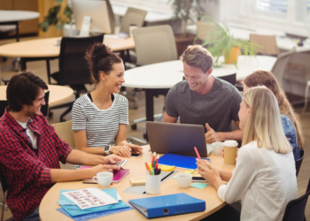 O poder da presença: como comunicar se torna liderança – por Cecília Lima