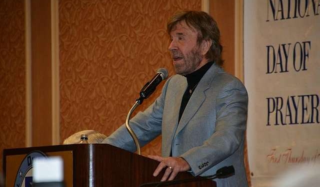 Chuck Norris, astro de filmes de ação, morre aos 86 anos