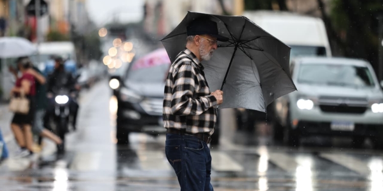 RMC abre semana com chuva e tempo encoberto; veja previsão