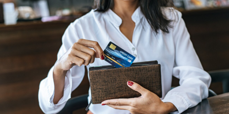 Recorde de inadimplência reacende debate sobre direitos do consumidor em contratos bancários