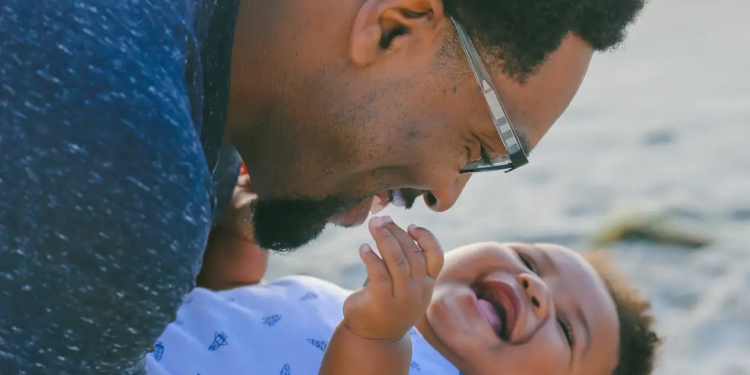 Presidente sanciona lei que amplia licença-paternidade