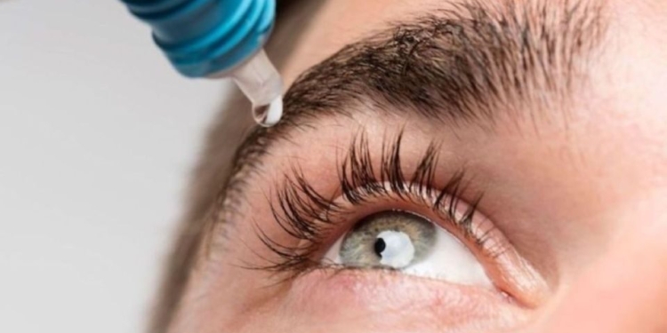 Compartilhar colírio pode causar doenças nos olhos