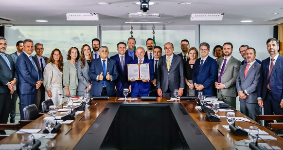 Lula sanciona Lei Antifacção e defende prisão de magnatas do crime