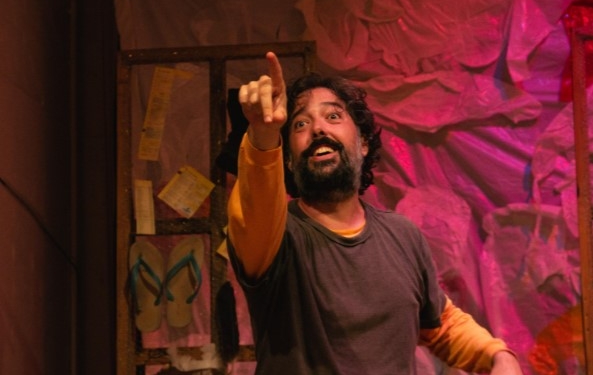 Bruno Mariani interpreta pessoas em situação de rua em ‘Colchão de Ver Estrelas’