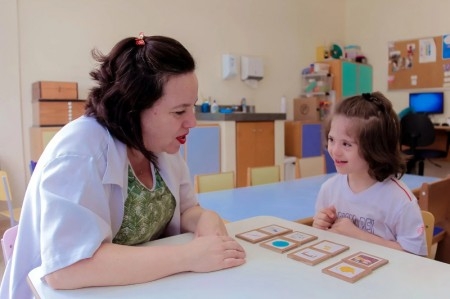 Pesquisadores avaliam sono, desenvolvimento motor e audição de crianças com síndrome de Down