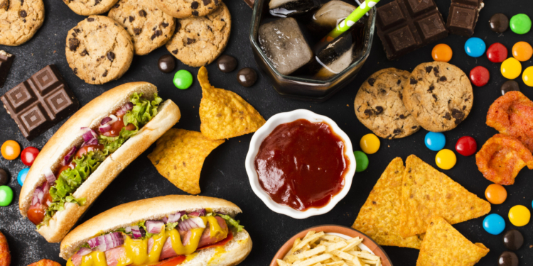 Brasil dobra consumo de ultraprocessados e especialista alerta para riscos à saúde