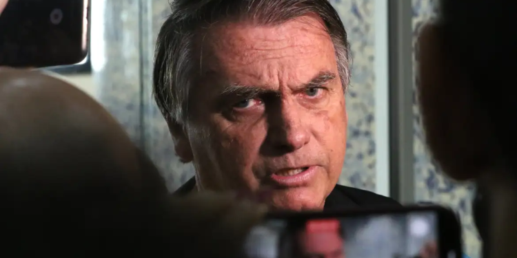 Defesa diz que Bolsonaro não tinha conhecimento sobre vídeo de Eduardo