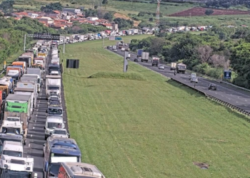 Batida envolvendo quatro veículos trava Anhanguera na altura de Sumaré