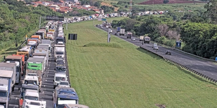 Batida envolvendo quatro veículos trava Anhanguera na altura de Sumaré