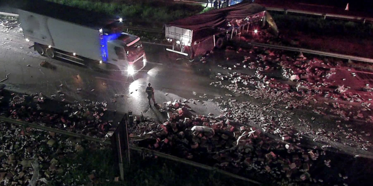 Acidente com caminhão espalha carga de leite na Rodovia Anhanguera, em Americana