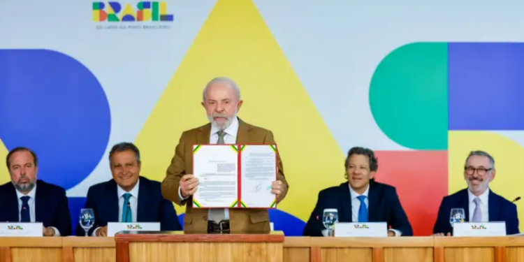 Governo zera imposto e subsidia diesel para tentar conter alta do petróleo