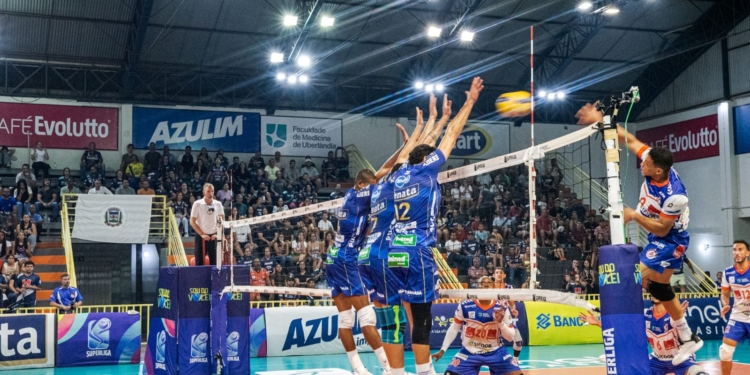 Vôlei Renata vence Monte Carmelo e se garante na semifinal da Superliga