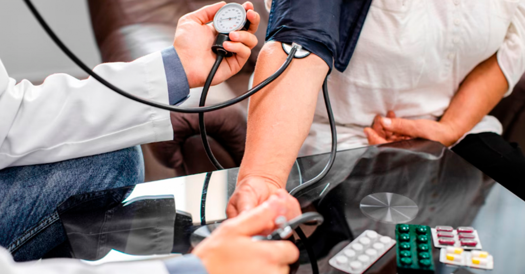 Cardiologistas reforçam a importância de aferir a pressão regularmente