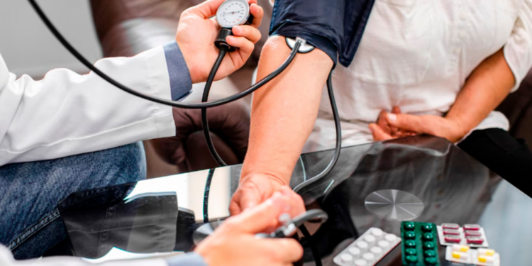 Cardiologistas reforçam a importância de aferir a pressão regularmente