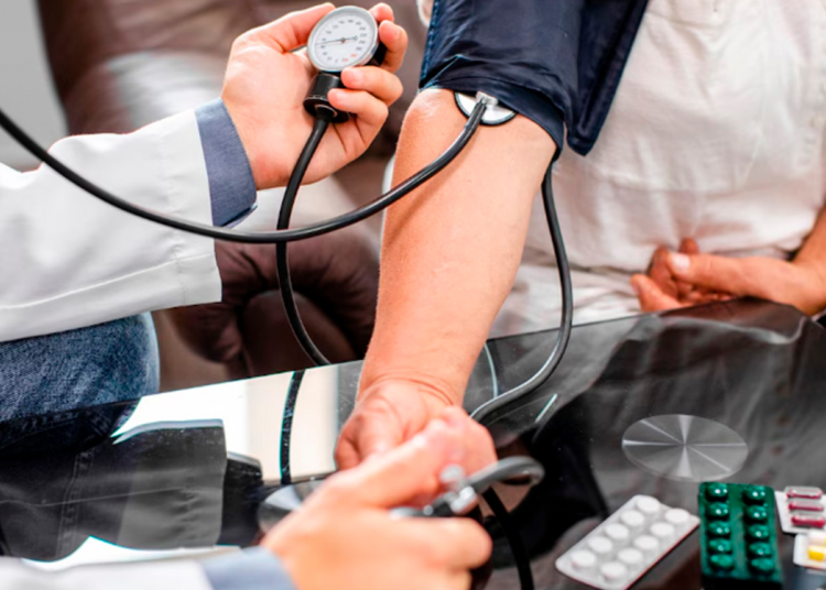 Cardiologistas reforçam a importância de aferir a pressão regularmente