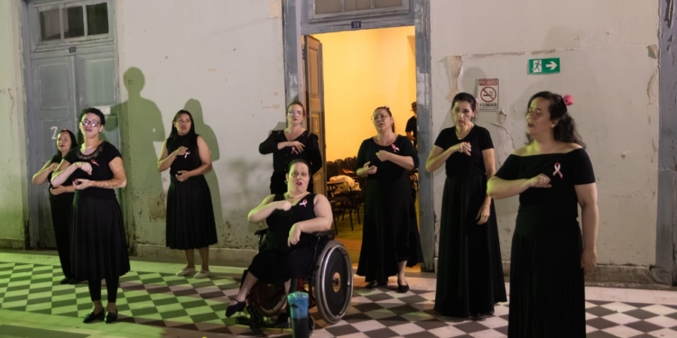 Coral de Libras do CEI Campinas celebra três anos sob regência de Keyla Ferrari Lopes