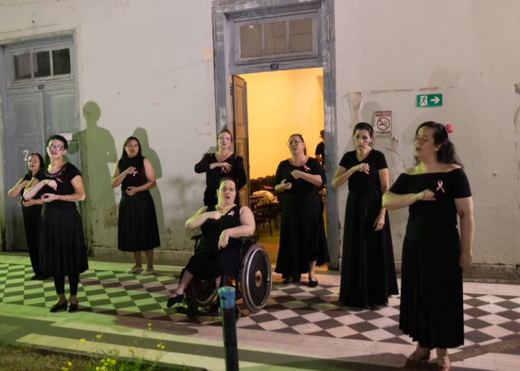 Coral de Libras do CEI Campinas celebra três anos sob regência de Keyla Ferrari Lopes