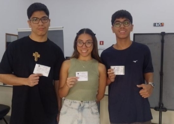 Trigêmeos de 17 anos tiram título juntos para ir às urnas pela 1ª vez