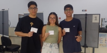Trigêmeos de 17 anos tiram título juntos para ir às urnas pela 1ª vez