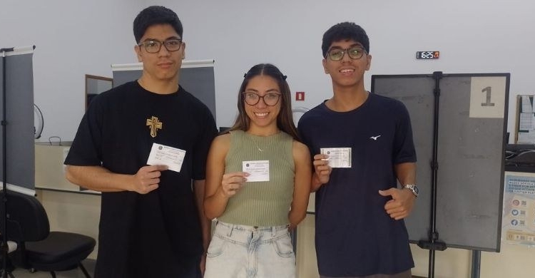Trigêmeos de 17 anos tiram título juntos para ir às urnas pela 1ª vez