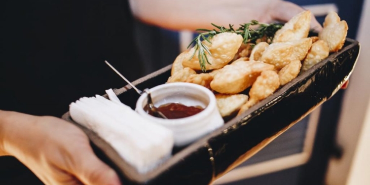 Chefs Carina Manzoli e Anderson Oliveira promovem encontro gastronômico inédito no Festival Sabores da Praia