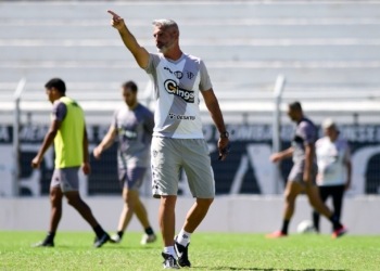 Santana mantém otimismo na evolução da Ponte Preta, apesar do mau início na Série B