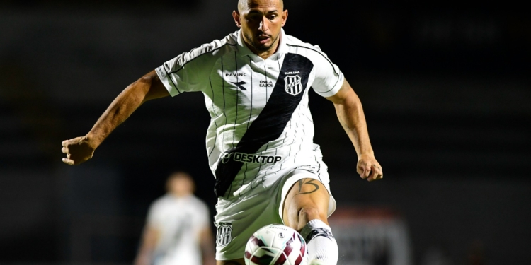 Com um a mais em campo, Ponte Preta cede o empate ao Ceará