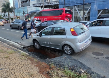 Cratera reabre com chuva e quase engole carro na Barão de Itapura