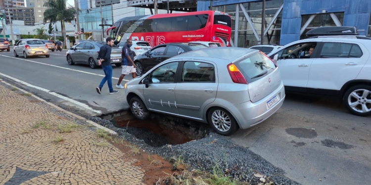 Cratera reabre com chuva e quase engole carro na Barão de Itapura