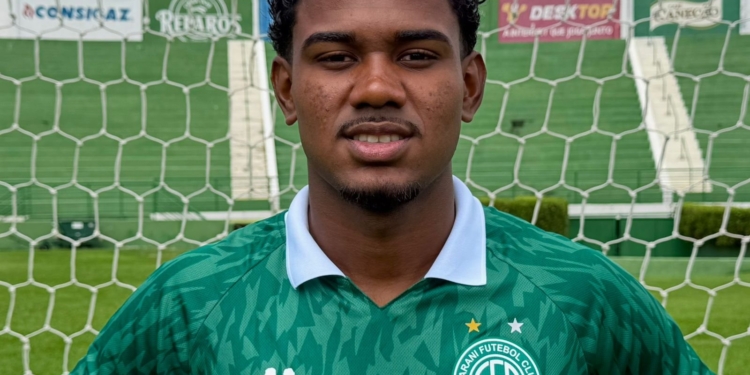 Destaques do sub-17 assinam primeiro contrato profissional com o Guarani