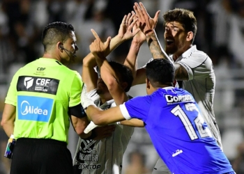 Com arbitragem polêmica, Ponte Preta volta a perder na Série B