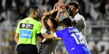 Com arbitragem polêmica, Ponte Preta volta a perder na Série B