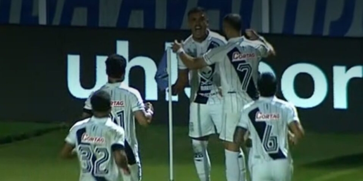 Fora de casa, Ponte Preta bate o Avaí de virada e ganha a primeira na Série B