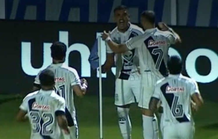 Fora de casa, Ponte Preta bate o Avaí de virada e ganha a primeira na Série B