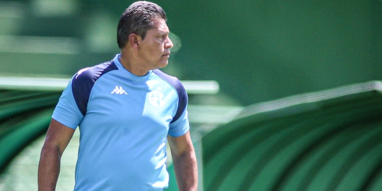 Élio fica sem Raphael Rodrigues, que desfalcará o Guarani pela primeira vez no ano