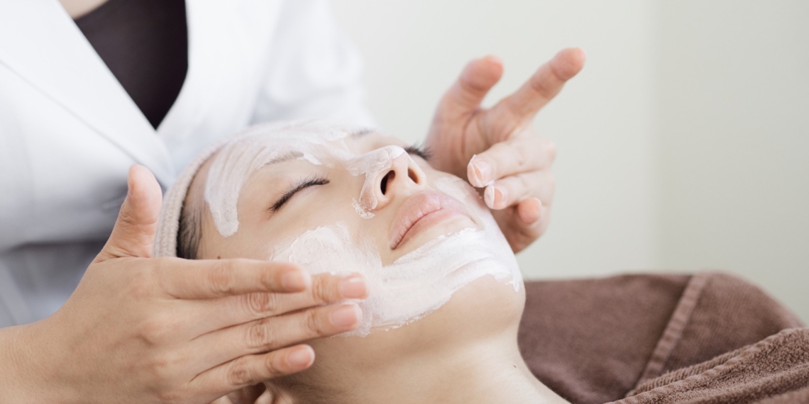 Outono e pele: a estação que convida a desacelerar — e cuidar de si com intenção – por Daniela Nucci