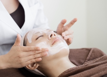 Outono e pele: a estação que convida a desacelerar — e cuidar de si com intenção – por Daniela Nucci