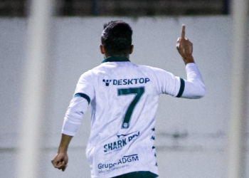 Comemoração isolada de Guilherme Parede em gol do Guarani chama atenção