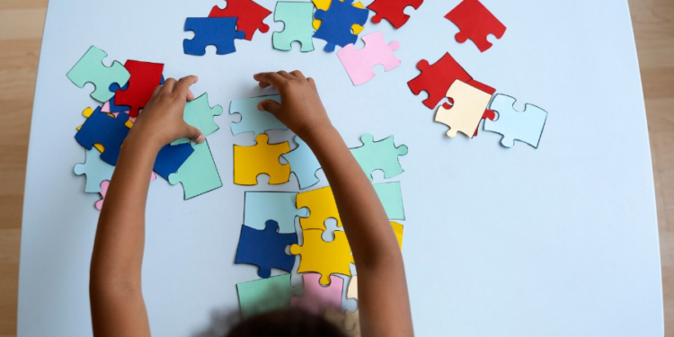 Artigo – Para além da acessibilidade física: planejamento de praças inclusivas para crianças com autismo – por Roberta Micuci Marques