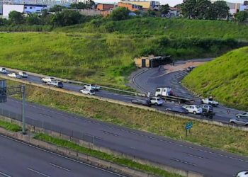 Motorista morre após carreta tombar