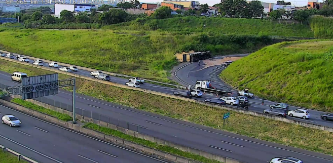 Motorista morre após carreta tombar
