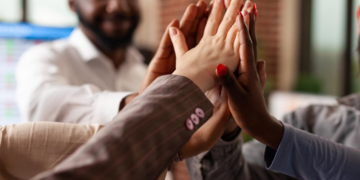 Quando tudo treme, sua comunicação suporta o que fica – por Cecília Lima