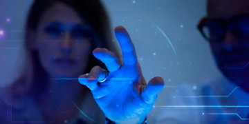 IA acelera desinformação e ameaça democracias, alerta pesquisa