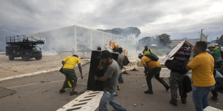 Moraes concede domiciliar a Fátima de Tubarão e mais 18 idosos do 8/01