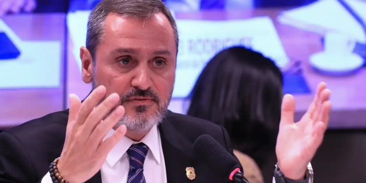 Polícia Federal retira credenciais de agente de imigração dos EUA