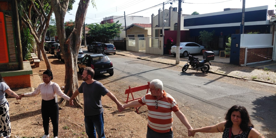 Protesto contra ‘devastação verde’ na Praça do Coco tem abraço simbólico; veja fotos e vídeo