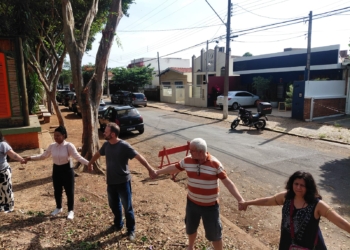 Protesto contra ‘devastação verde’ na Praça do Coco tem abraço simbólico; veja fotos e vídeo
